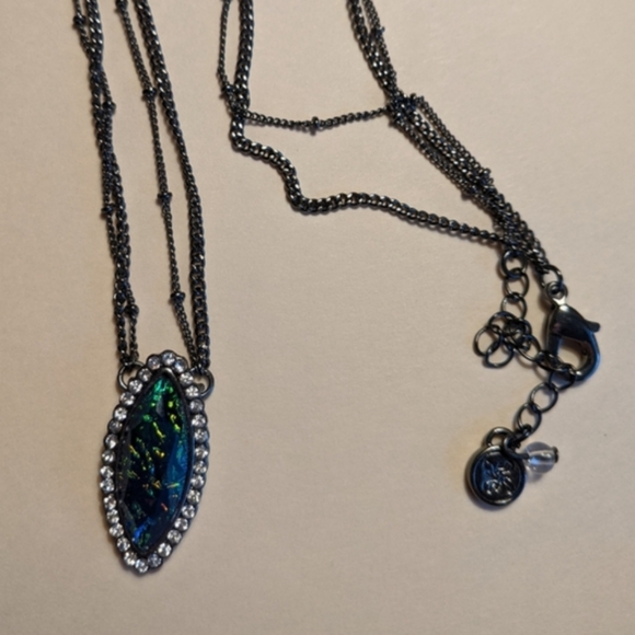 Necklace. Gun metal. Beautiful green, blue, red stone with rhinestones around it - Picture 2 of 4